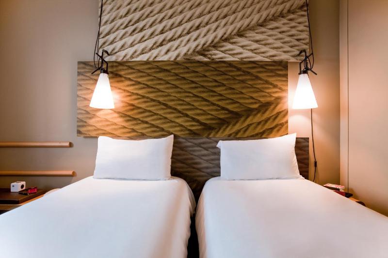 Standard Room with twin beds image 4