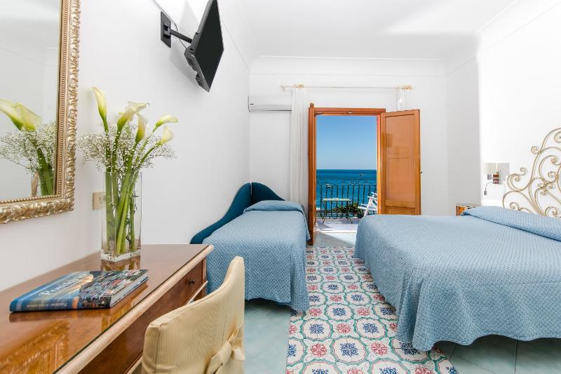 Triple Room with Sea View image 3