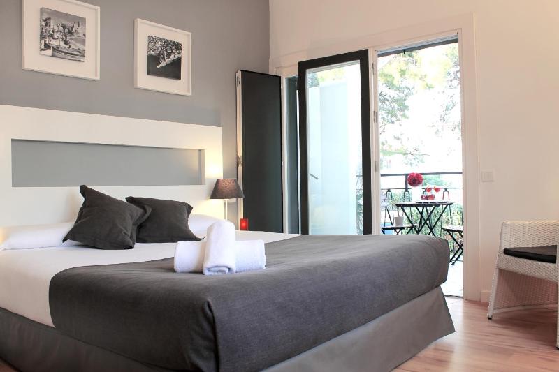 Double or Twin Room with Balcony image 3