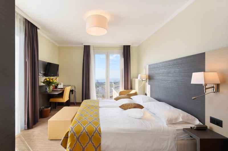 Double Room Lake Side image 3