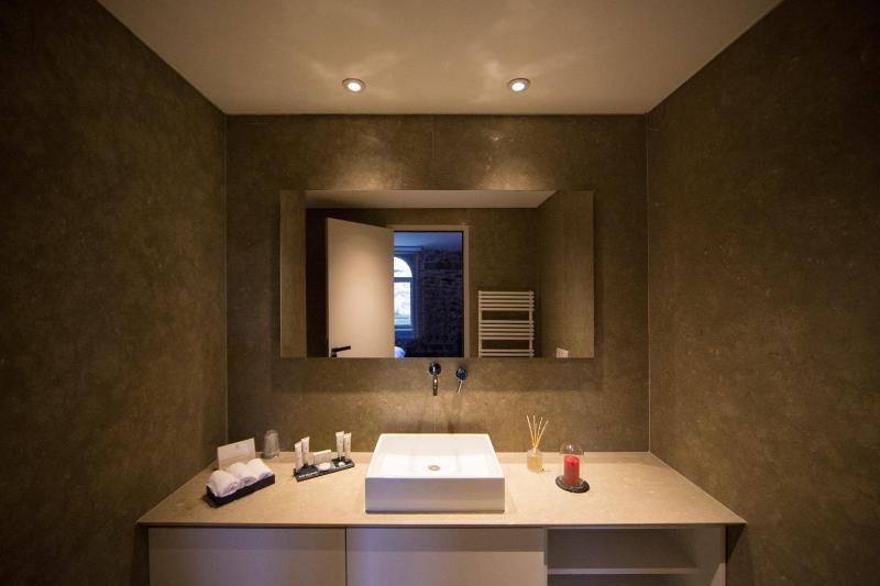 Deluxe Double or Twin Room image 2