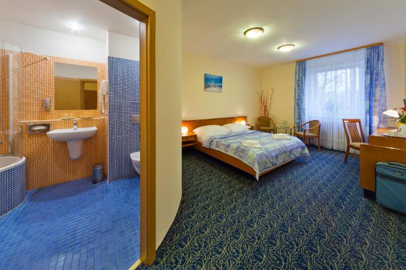 Deluxe Double Room with Bath image 4