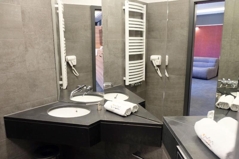 Superior Quadruple Room image 3