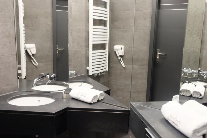 Superior Triple Room image 3