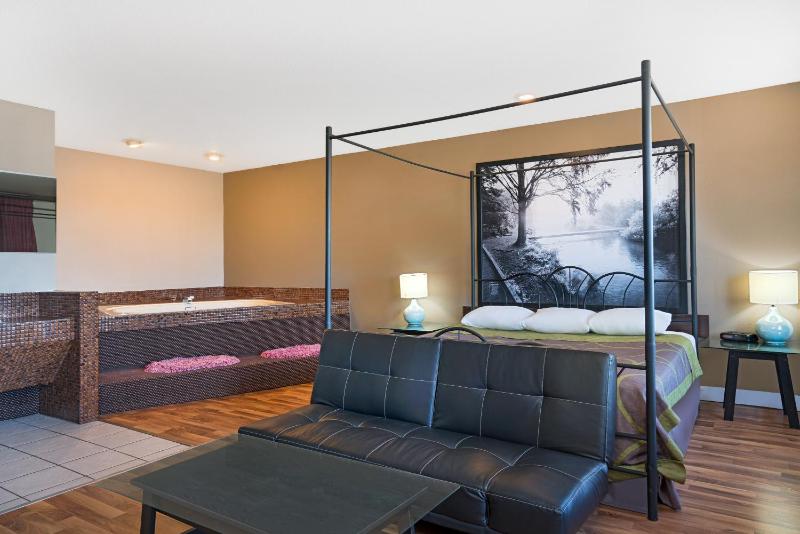 Deluxe King Suite image 2