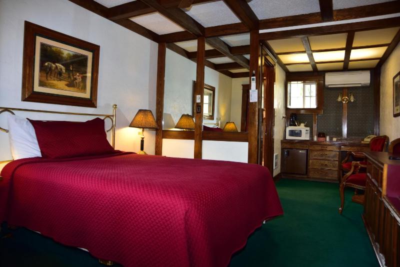 Queen Room image 2