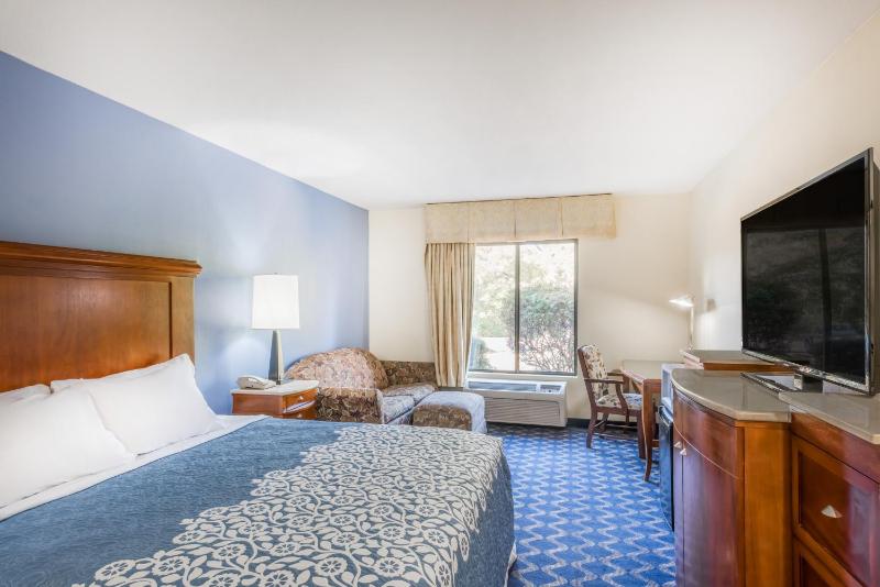 King Room - Non-Smoking image 3