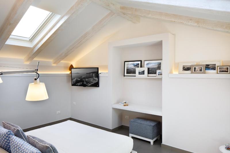 Deluxe Double Room image 3