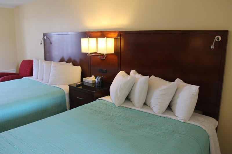 Queen Room with Two Queen Beds and Balcony image 4