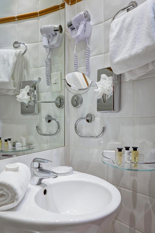 Single Room with Shower image 4