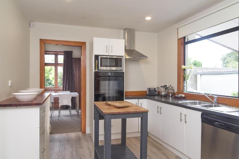 Racecourse Villa - Classic 1935 Charm & Space - image 18
