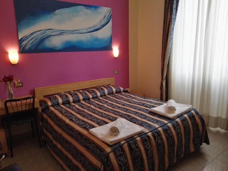 Double Room image 3