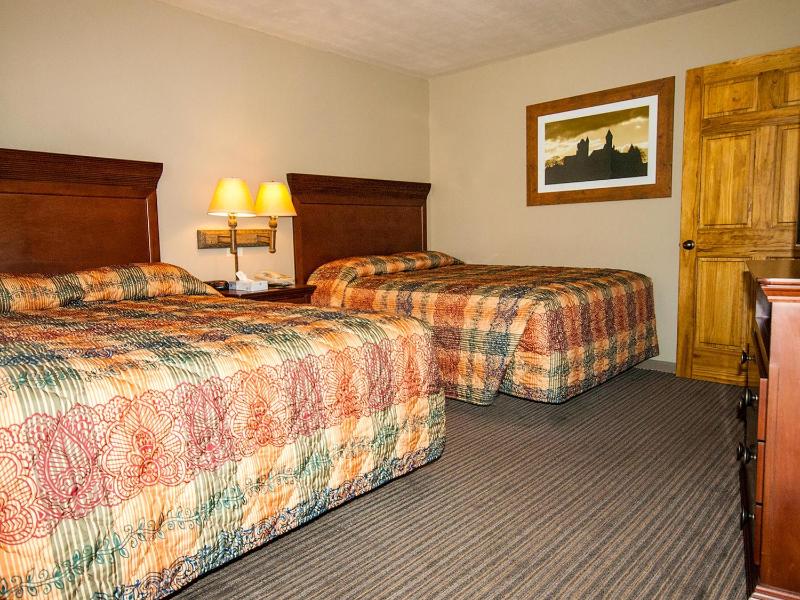Queen Room with Two Queen Beds image 3