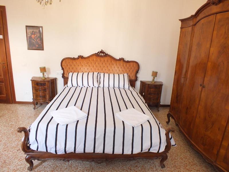 Double Room with Shared Bathroom and Extra Bed (2 Adults + 1 Child) image 4