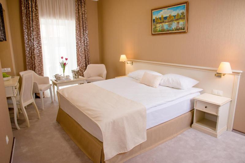 One-Bedroom Suite image 2