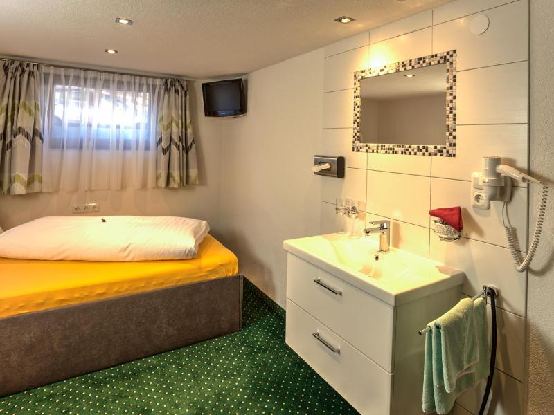 Single Room with Shared Bathroom image 2