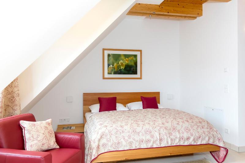 Classic Double Room with Bath image 3
