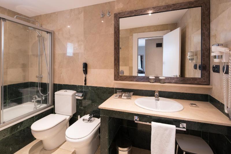 Triple Room (3 Adults) image 2