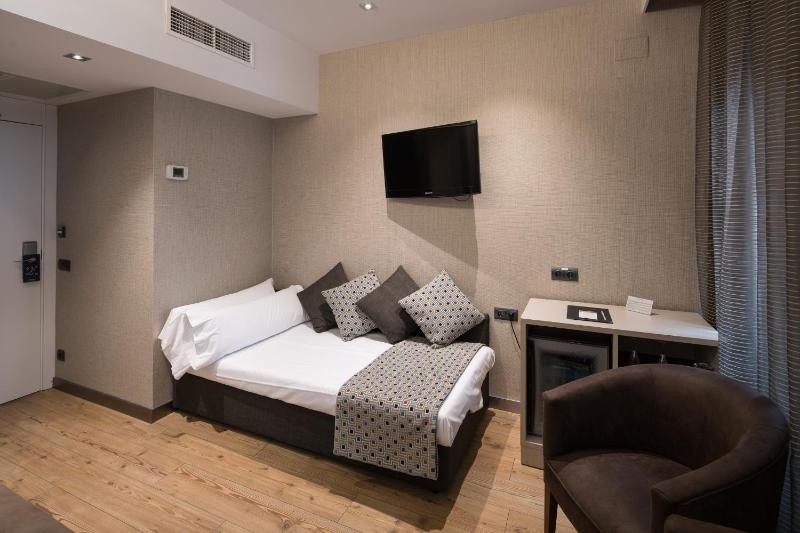 Triple Room (2 Adults + 1 Child) image 4