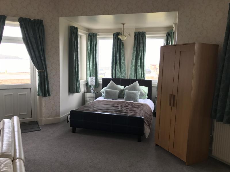 Studio Apartment with Sea View image 3