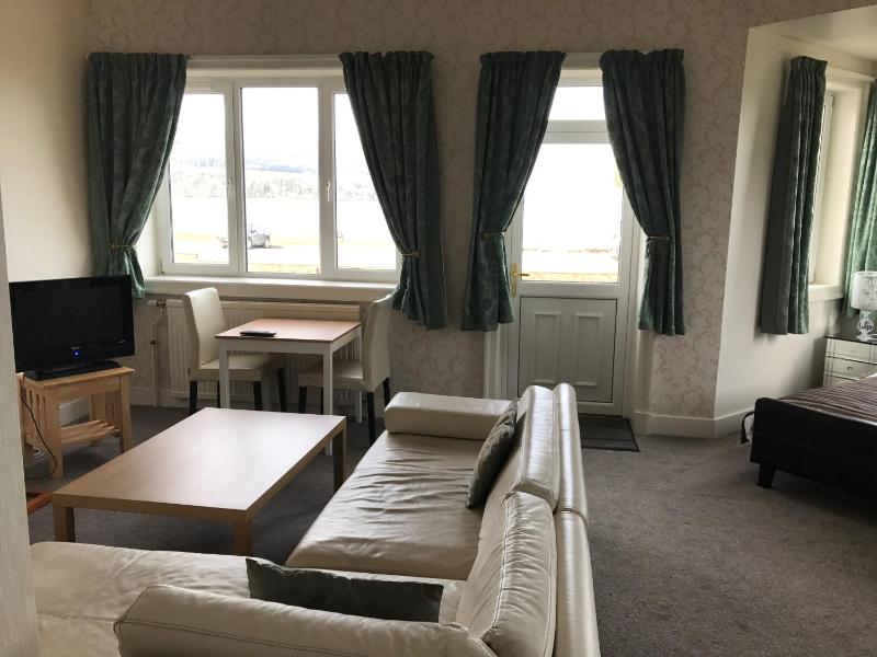 Studio Apartment with Sea View image 4