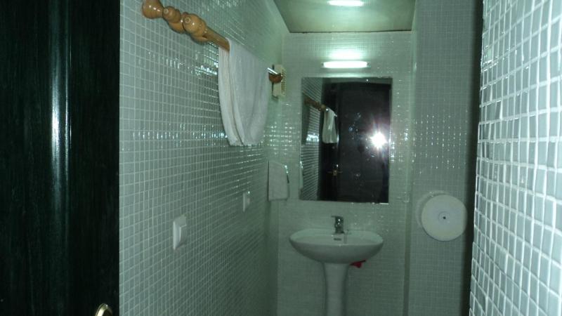 Standard Twin Room with Shared Bathroom image 1