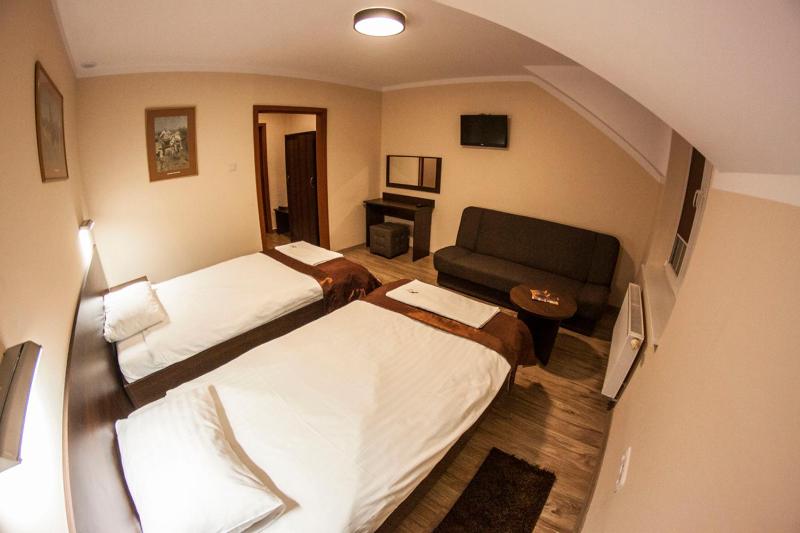 Triple Room with Private Bathroom image 3