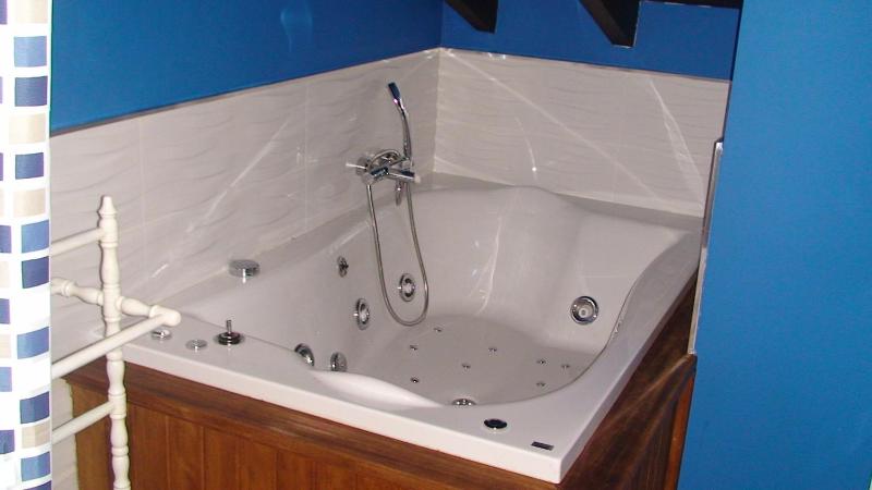 Quadruple Room with Private Bathroom image 2