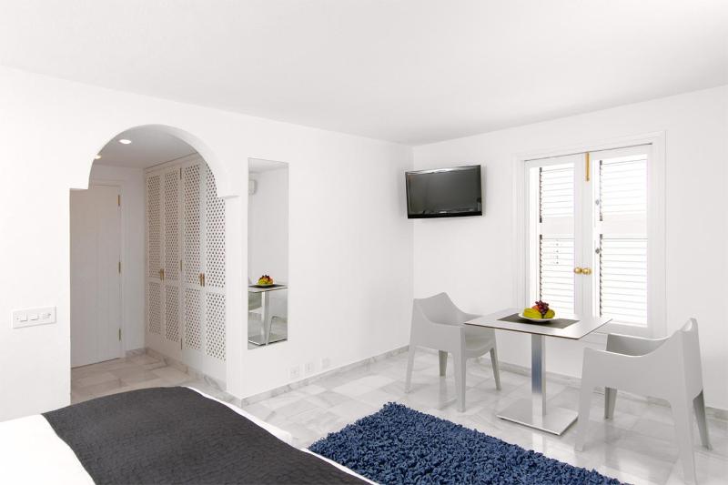 Double Room with Sea View image 2