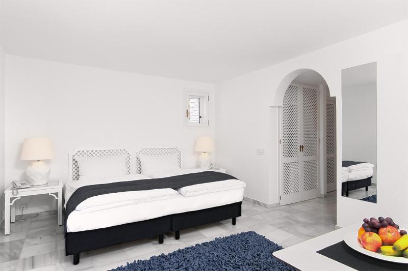 Double Room with Sea View image 4