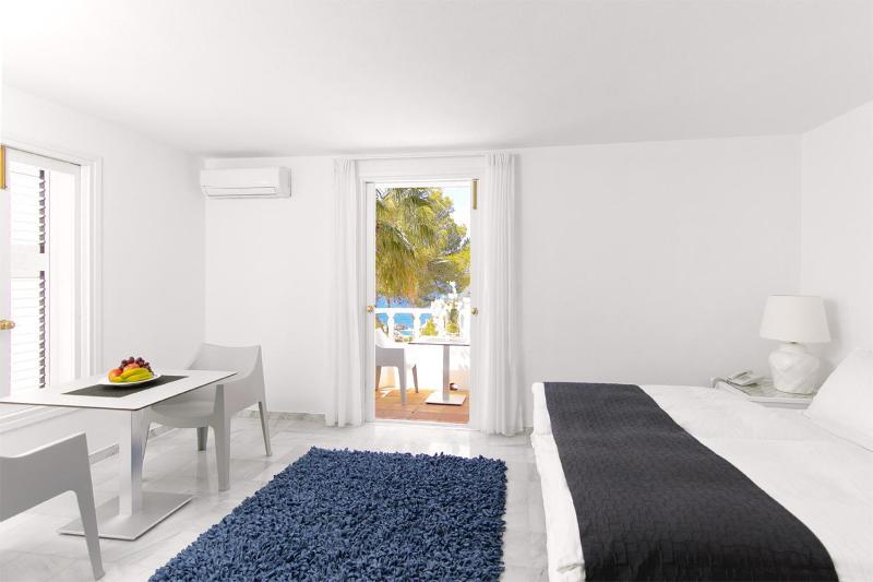 Double Room with Sea View image 3