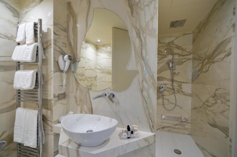 Deluxe Suite with Lake View Terrace and Spa Bath image 3