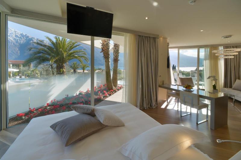 Deluxe Suite with Lake View Terrace and Spa Bath image 4