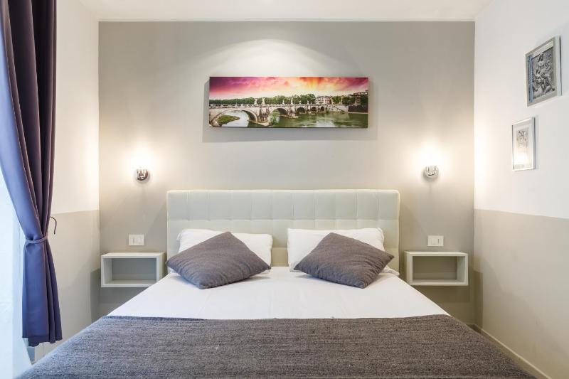Small Double Room image 3