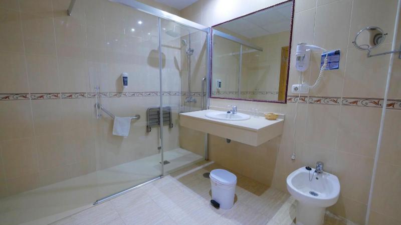 Twin Room image 4