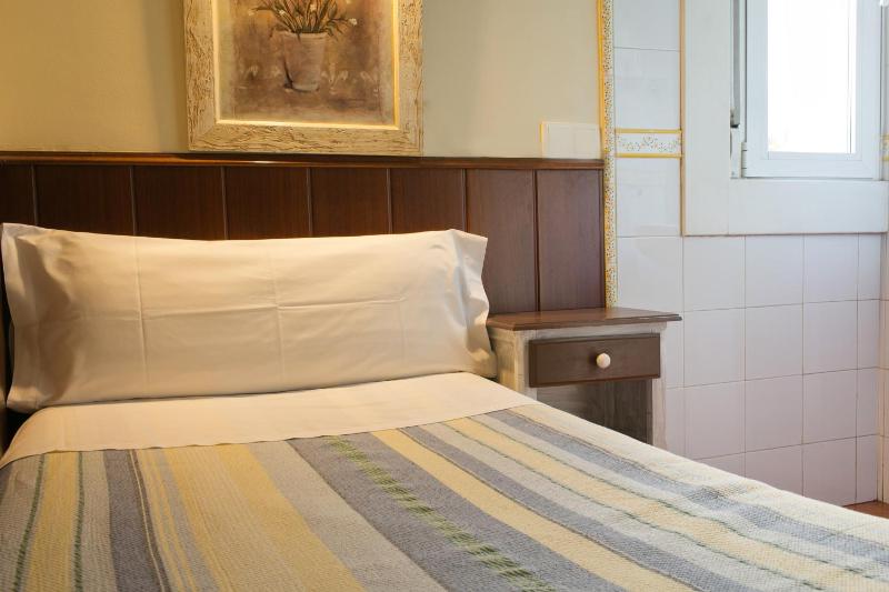 Single Room with Shared Bathroom image 4