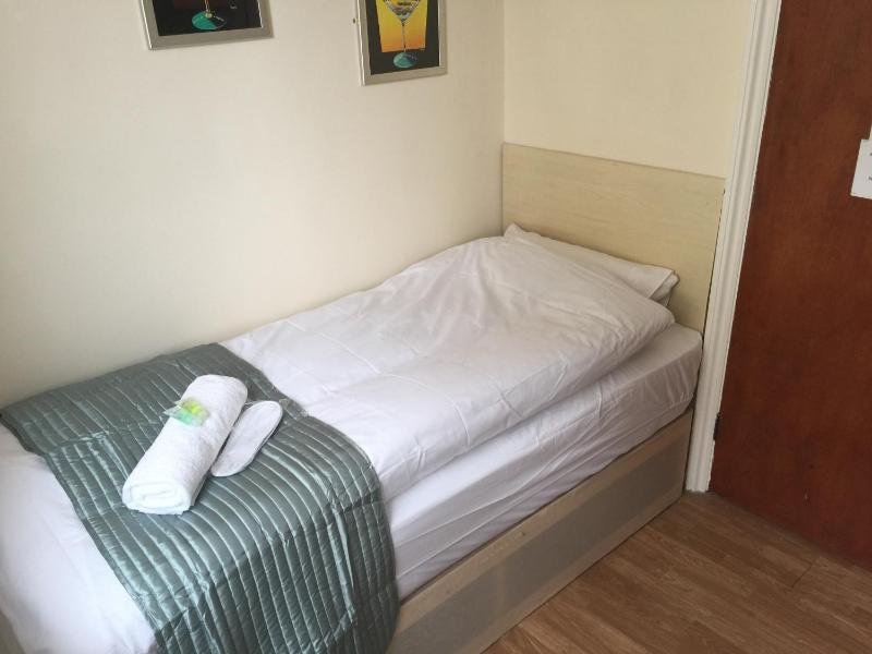 Budget Single Room with Shared Bathroom image 2