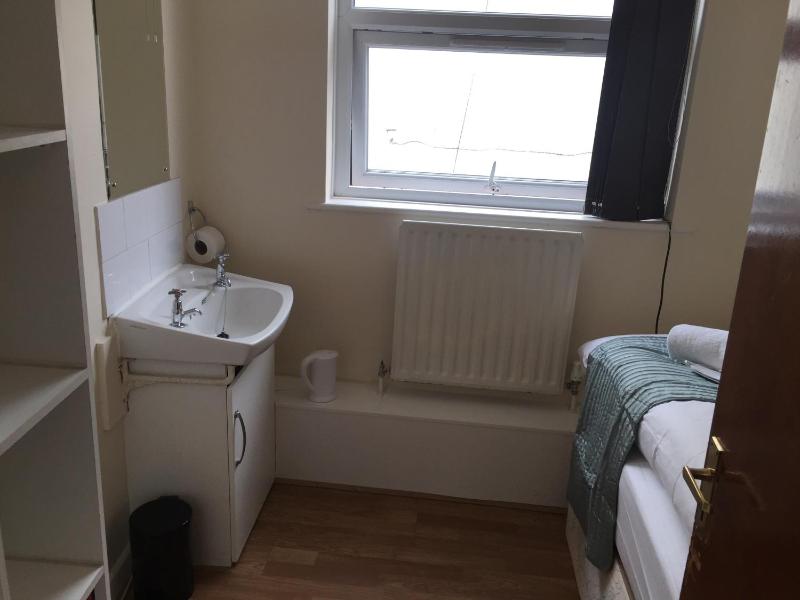Budget Single Room with Shared Bathroom image 1