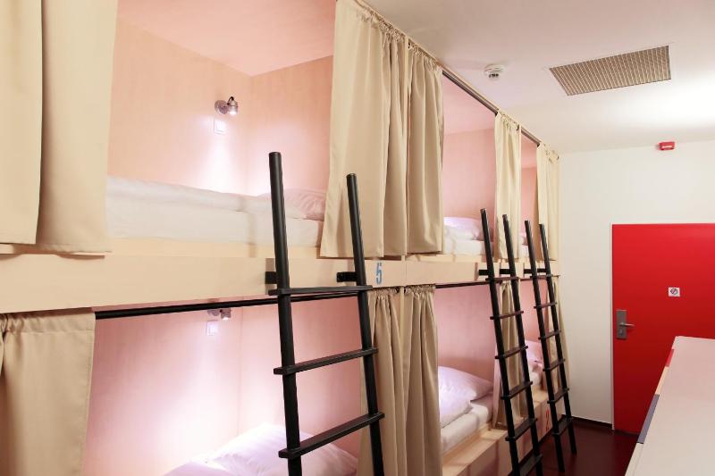 Bed in Mixed 6-Bed Dormitory Room image 4