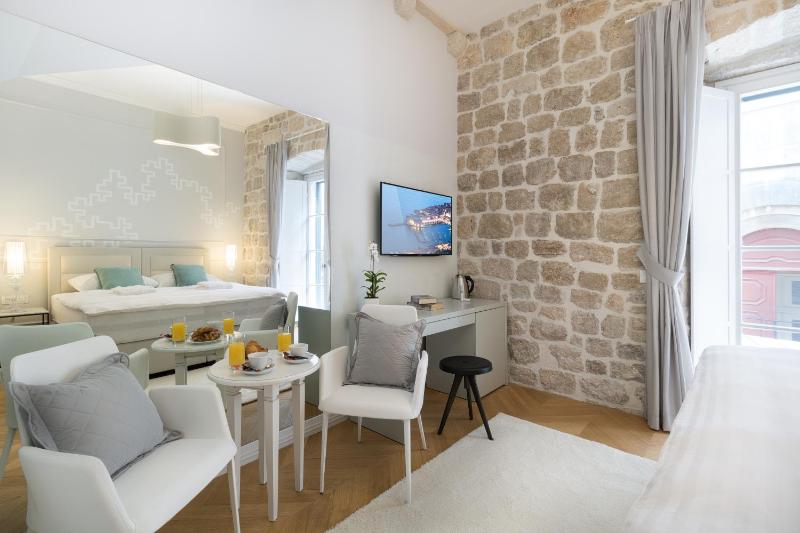 Double Room with Balcony image 4