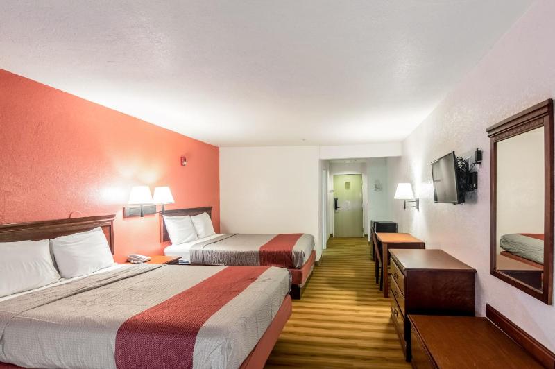 Queen Room with Two Queen Beds - Non-Smoking image 4