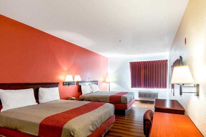 Queen Room with Two Queen Beds - Non-Smoking image 3