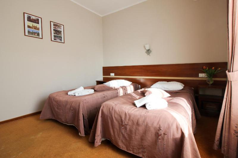 Twin Room image 4