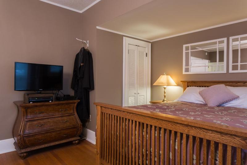 Deluxe Queen Room image 2