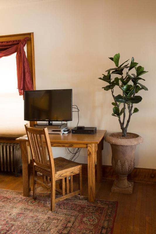Deluxe Queen Room image 3
