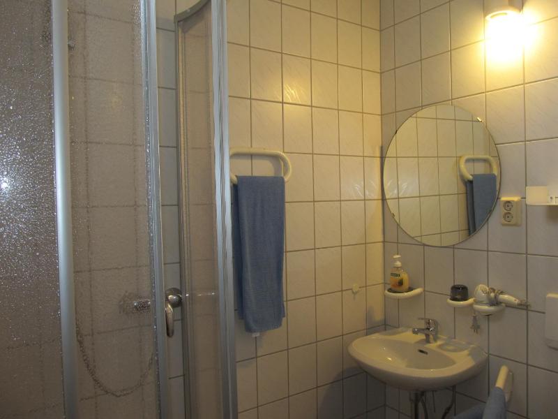 Small Family Room (4 Adults) image 4
