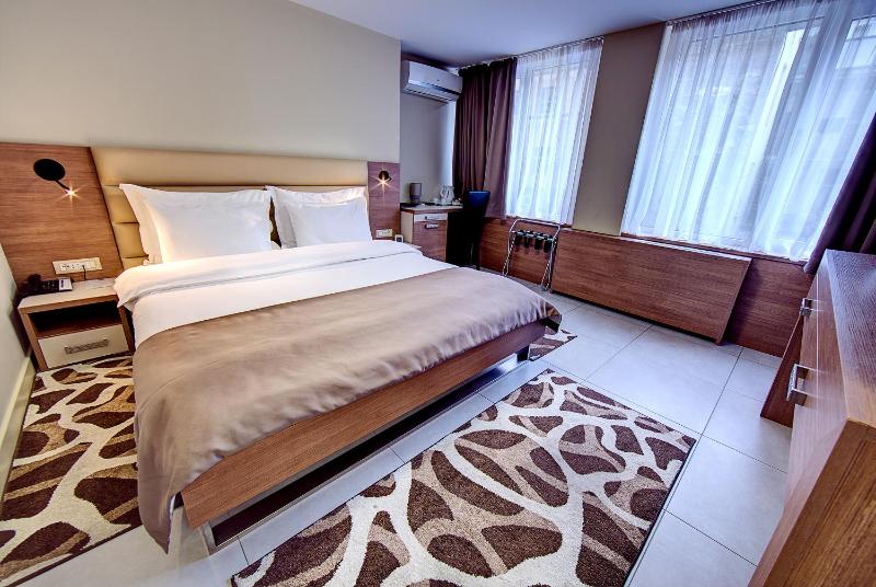 Family Room with Free Parking image 1