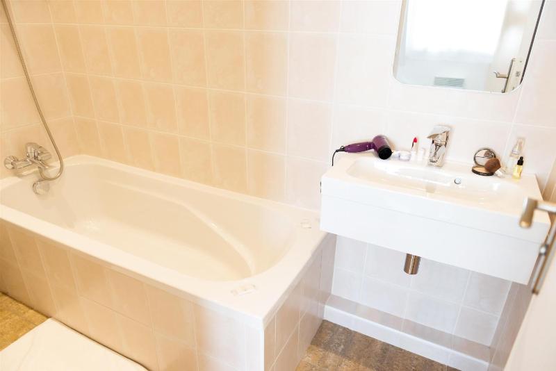 Superior Twin Room image 3