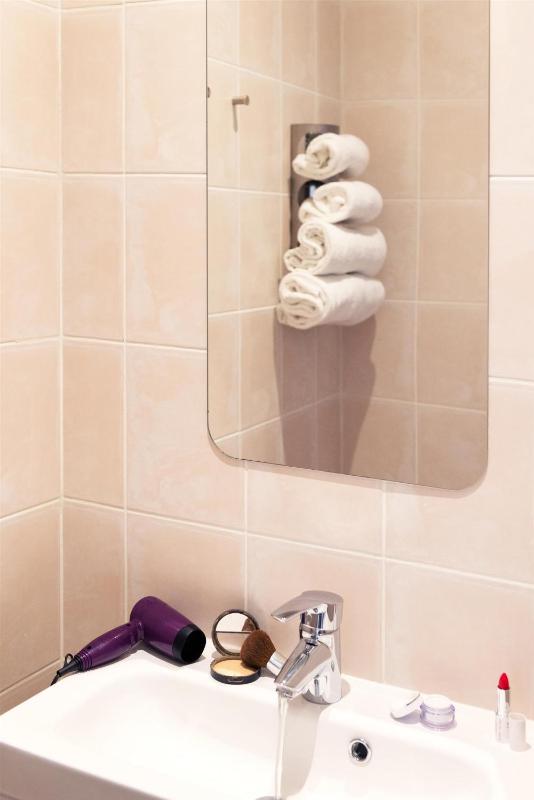 Single Room image 3