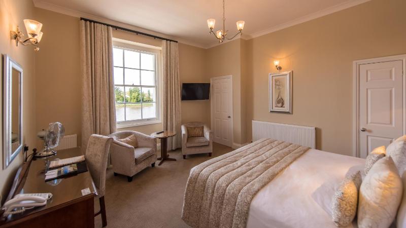 Superior Double or Twin Room with River View image 3